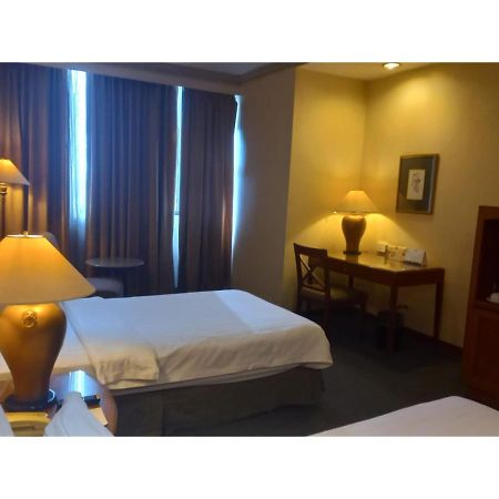Capital O 914 Makati Palace Hotel Makati City Kültér fotó