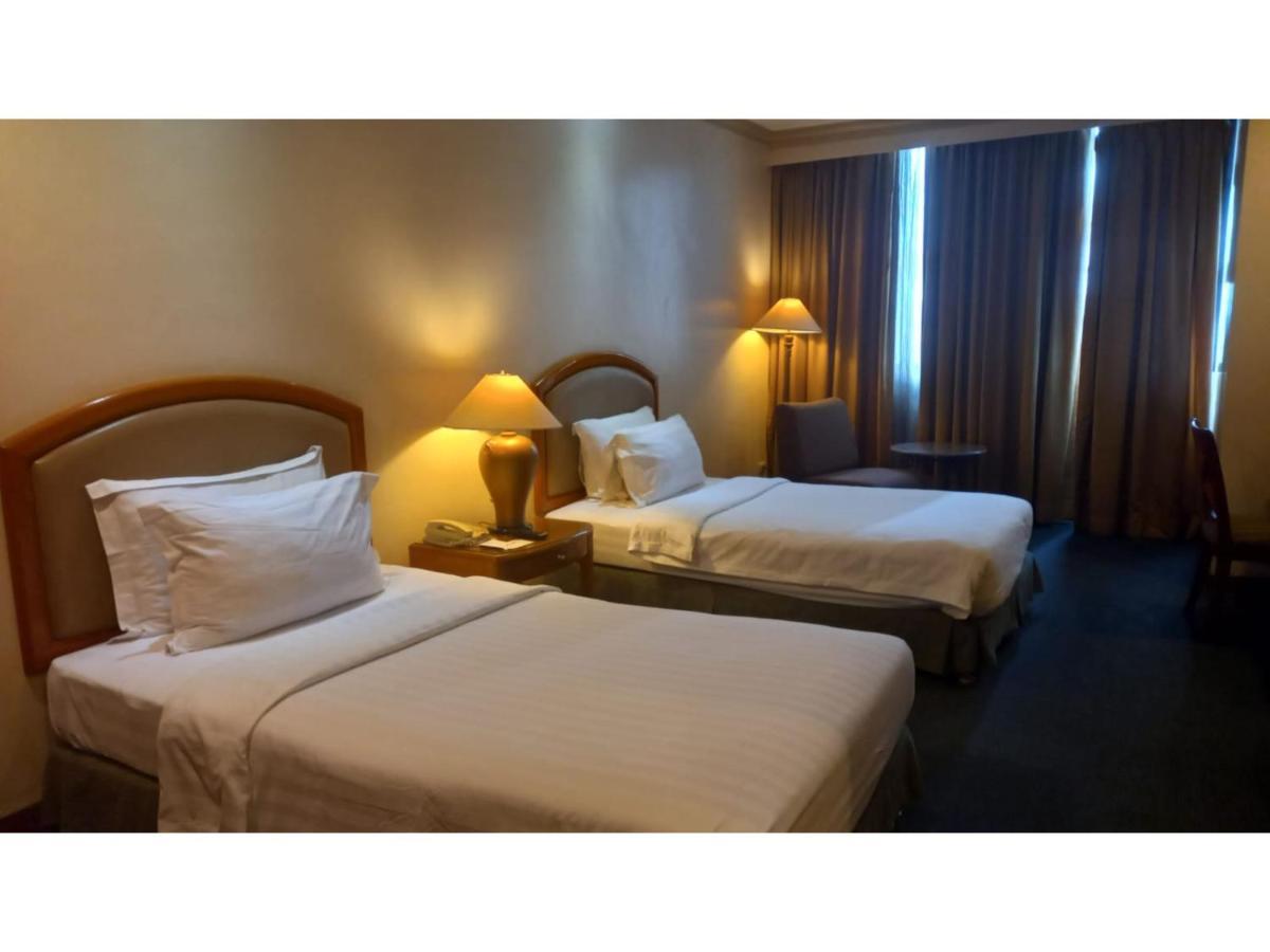 Capital O 914 Makati Palace Hotel Makati City Kültér fotó