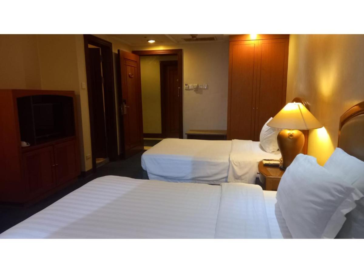 Capital O 914 Makati Palace Hotel Makati City Kültér fotó