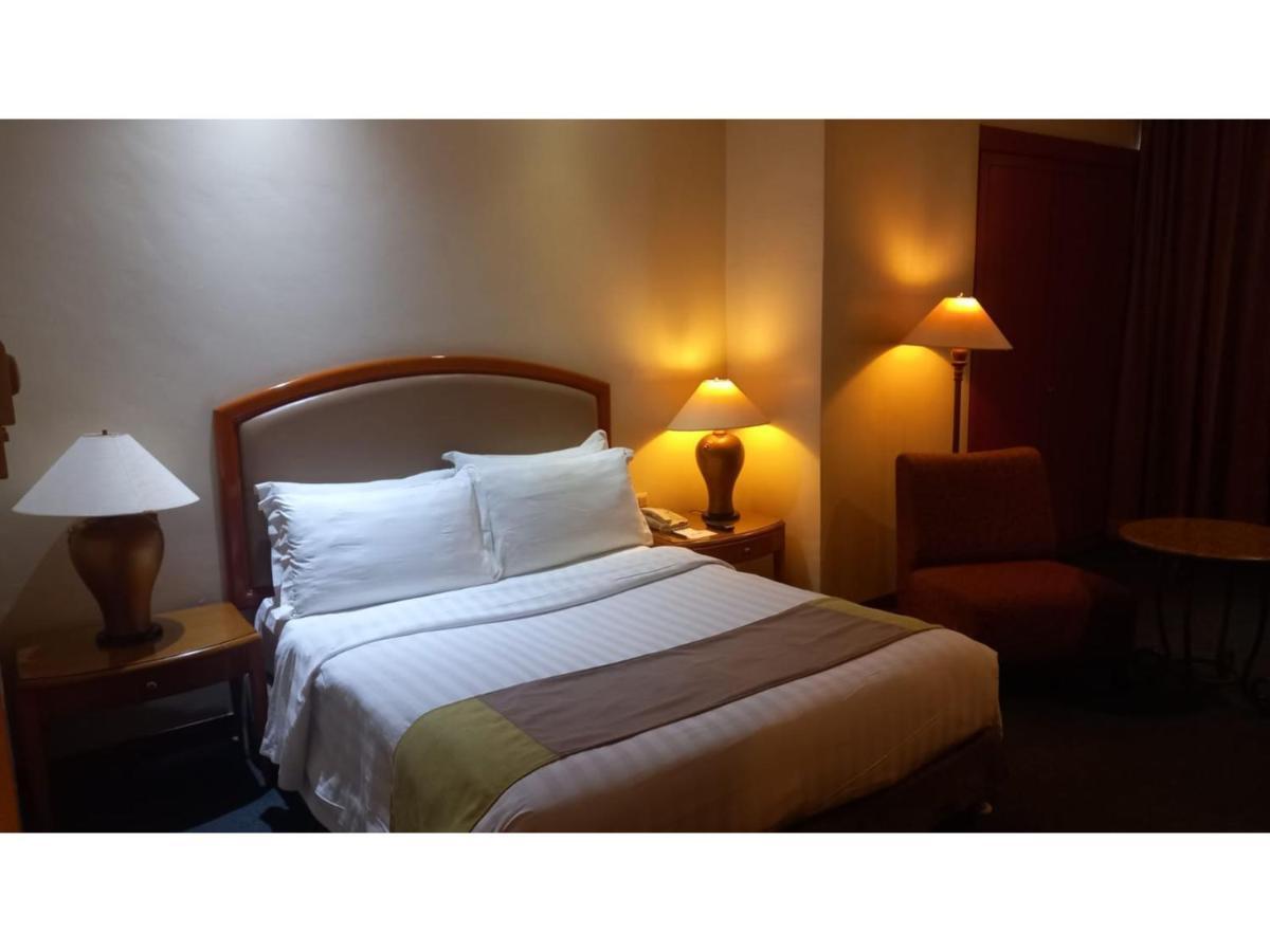 Capital O 914 Makati Palace Hotel Makati City Kültér fotó