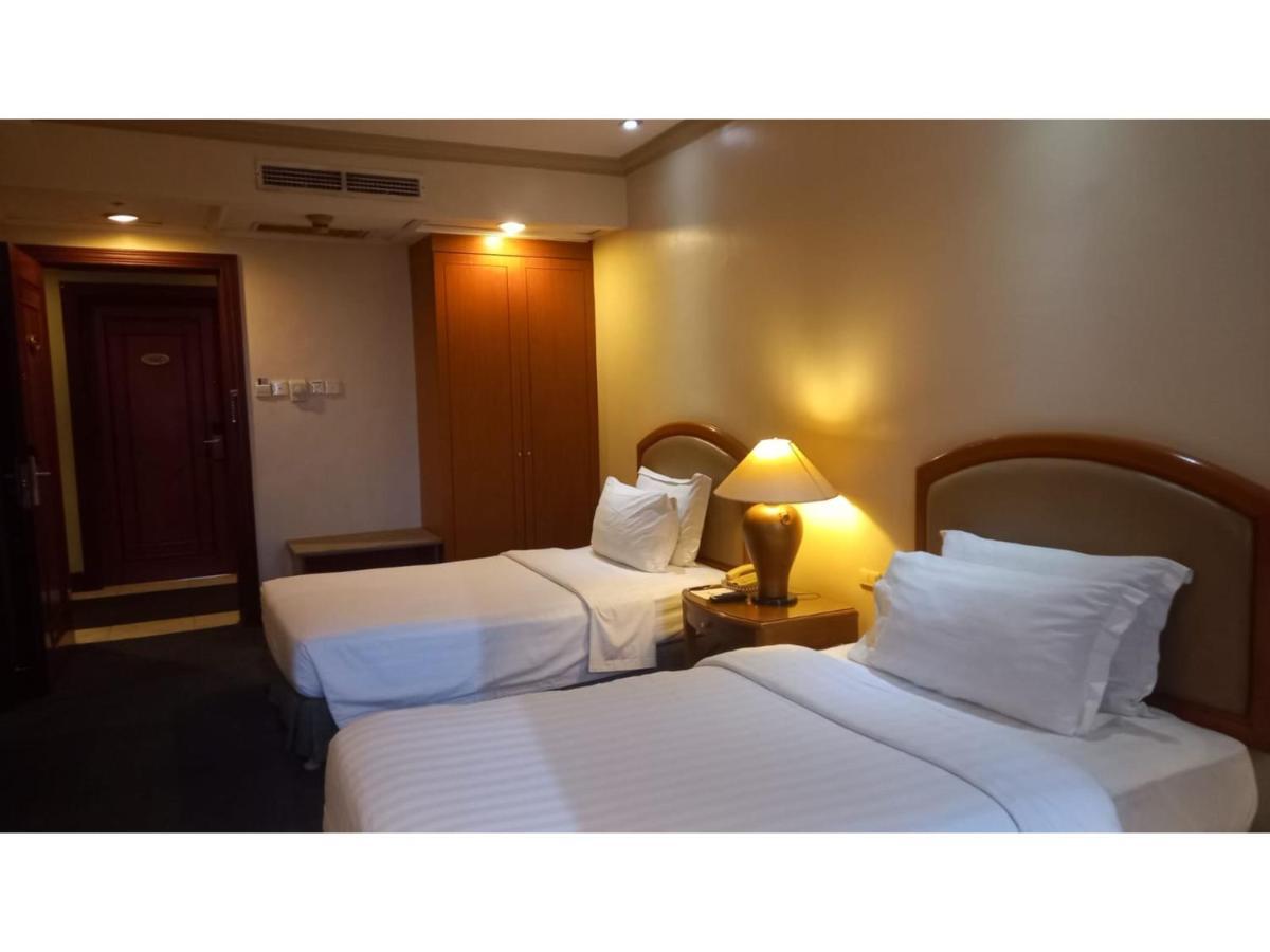 Capital O 914 Makati Palace Hotel Makati City Kültér fotó