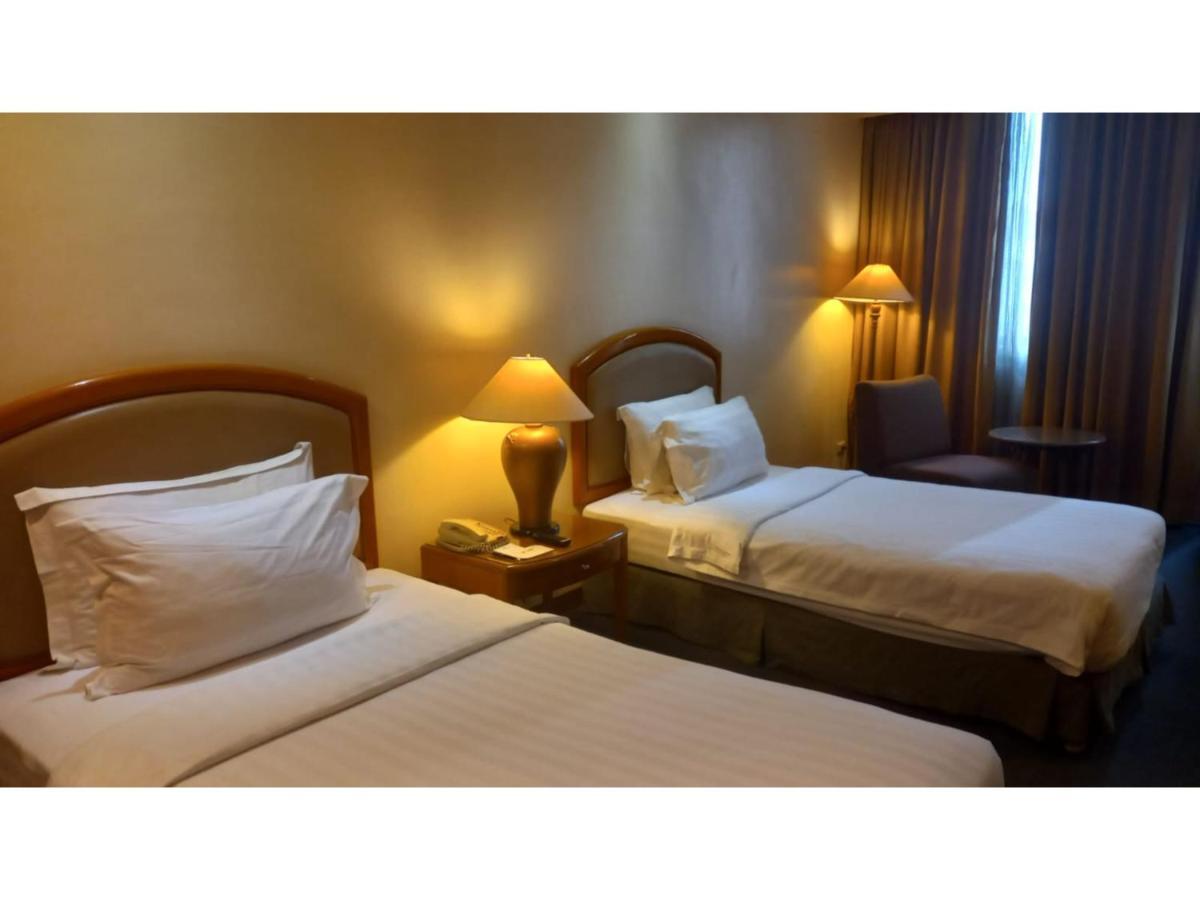 Capital O 914 Makati Palace Hotel Makati City Kültér fotó