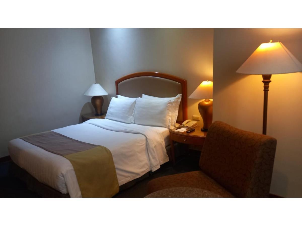 Capital O 914 Makati Palace Hotel Makati City Kültér fotó